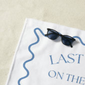 Serviette De Plage Toast Dernier Whimsical Sur Le Bleu Côtier (En situation)