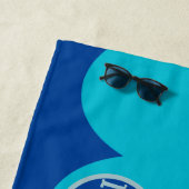 Serviette De Plage Toit de plage Monogram Blue Waves (En situation)