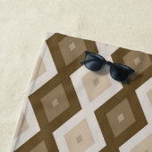 Serviette De Plage Tons de motif diamant brun (En situation)