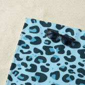 Serviette De Plage Tons d'empreinte de léopard tendance bleu avec nom (En situation)