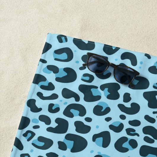 Serviette De Plage Tons d'empreinte de léopard tendance bleu avec nom (En situation)