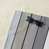 Serviette De Plage Tons Gris Avec Bandes Noires Sur Papier Aquarelle (En situation)