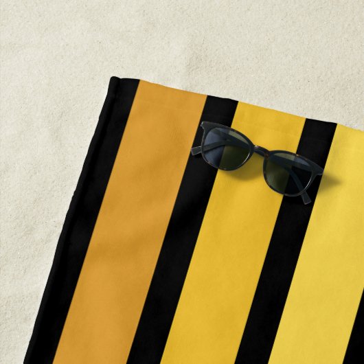 Serviette De Plage Tons Jaune Doré Sur Noir (En situation)