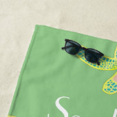 Serviette De Plage Tortue côtière monogramme bleu jaune vert (En situation)