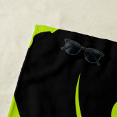 Serviette De Plage Tourbillon de marbre rétro vert et noir (En situation)