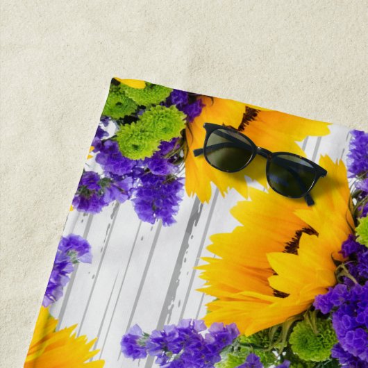 Serviette De Plage Tournesol jaune pourpre en bois blanc rustique de (En situation)