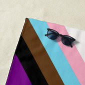 SERVIETTE DE PLAGE TOUS LES DRAPEAUX PRIDE LGBTQ+ INCLUS (En situation)