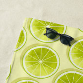 Serviette De Plage Tranches de chaux sur Jaune clair (En situation)