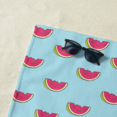 Serviette De Plage Tranches de pastèque sur le motif turquoise (En situation)