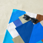 Serviette De Plage Triangles Abstraits modernes, Bleu de Cobalt et Br (En situation)