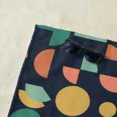 Serviette De Plage Tribal géométrique moderne rétro (En situation)
