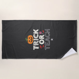 Serviette De Plage Trick or Teach Halloween Teacher Design (2)_1