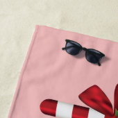Serviette De Plage Trois Canneberges de Noël sur fond rose (En situation)