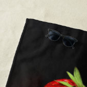 Serviette De Plage Trois Fraises Sur Btcna Noir (En situation)