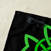 Serviette De Plage Trois noeuds célestes verts interconnectés Noir (En situation)