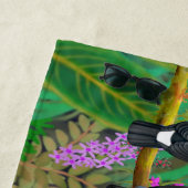 Serviette de plage tropicale d'oiseaux de toucan (En situation)