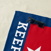 Serviette De Plage Trump 2024 Garder l'Amérique grande - marine moder (En situation)