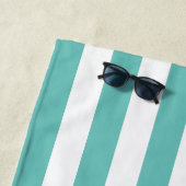 Serviette De Plage Turquoise bande de cabane et monogramme orange per (En situation)