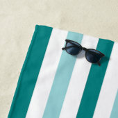 Serviette de plage turquoise en bande avec nom per (En situation)