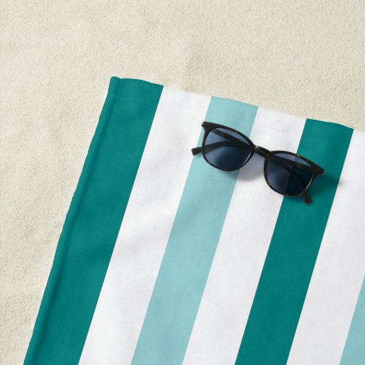 Serviette de plage turquoise en bande avec nom per (En situation)