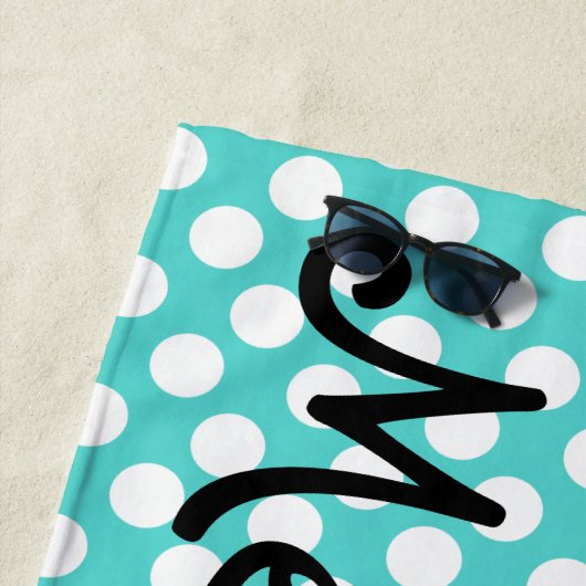 Serviette de plage turquoise et blanche (En situation)