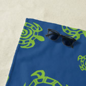 Serviette De Plage Turtle Green sur le terrain bleu (En situation)