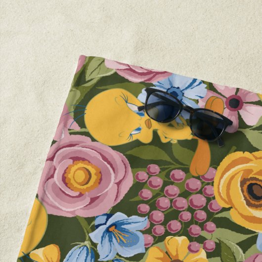 Serviette De Plage TWEETY™ Floral Embroidery Pattern (En situation)