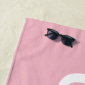 Serviette De Plage Typographie d'entraîneur personnalisée rose (En situation)