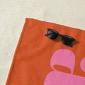 Serviette De Plage Typographie moderne Nom personnalisé | Orange rose (En situation)