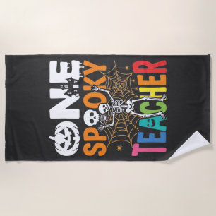 Serviette De Plage Un design Halloween d'enseignant effrayant_1