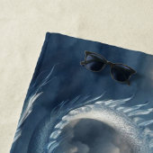 Serviette De Plage Un dragon superbe entouré de nuages (En situation)