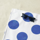 Serviette De Plage Un grand point Polka bleu moderne personnalisé (En situation)