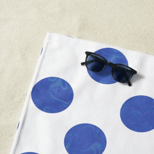 Serviette De Plage Un grand point Polka bleu moderne personnalisé (En situation)