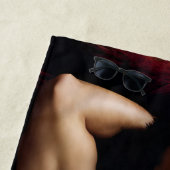 Serviette De Plage Un homme sur un tapis en peau de ours (En situation)