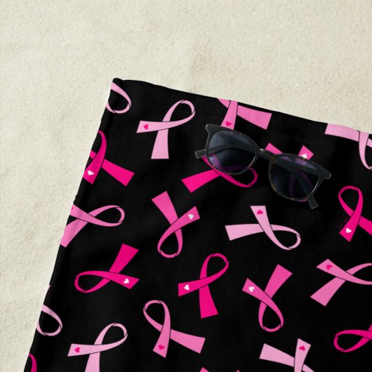 Serviette De Plage Un joli Motif à ruban pour cancer du sein rose (En situation)