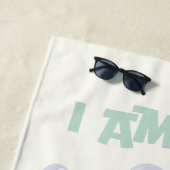 Serviette De Plage Un Lucky Canard & Bubbles jaune doux (En situation)