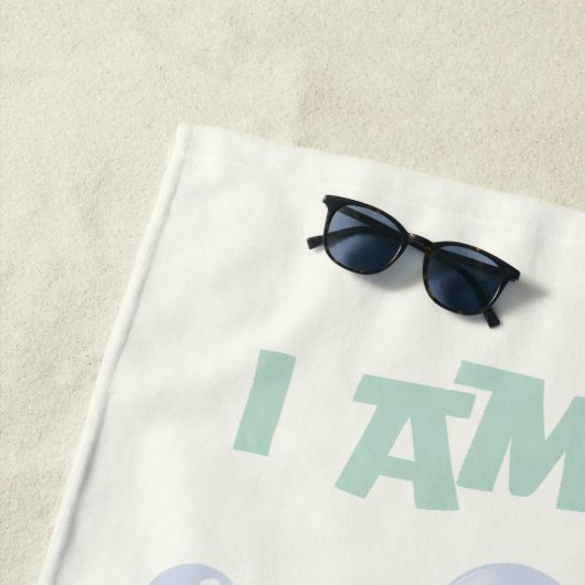 Serviette De Plage Un Lucky Canard & Bubbles jaune doux (En situation)