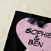 Serviette De Plage Under Umbrella: Romantic Couple Kissing in Rain (En situation)