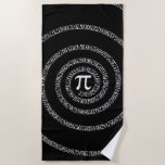 Serviette De Plage Une spirale de Pi Graphic sur une<br><div class="desc">Une spirale géante de décors typographiques de Pi. Un design simple inspiré par la formule pi, une succession de nombres qui fait pour un grand don humoristique pour le mathématicien, le geek, l'esprit curieux. Idéal pour un étudiant, un enseignant, un ingénieur ou toute personne qui a cette chose avec des...</div>