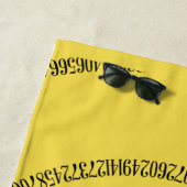 Serviette De Plage Une spirale de Pi Graphic sur une (En situation)