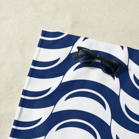 Serviette De Plage Vagues Abstraites bleues et blanches (En situation)