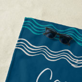 Serviette De Plage Vagues côtières Bleu et Blanc Rayures Nautiques (En situation)