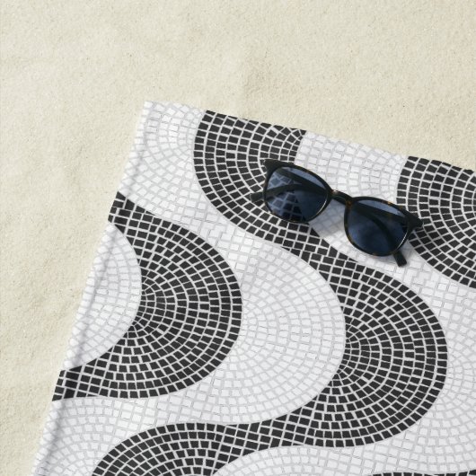 Serviette De Plage vagues noires et blanches en pavé portugais (En situation)