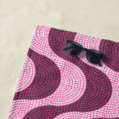 Serviette De Plage vagues portugaises en pavé rose moderne (En situation)