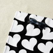SERVIETTE DE PLAGE VALENTINES COEURS NOIR ET BLANC VALENTINE (En situation)