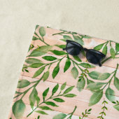 Serviette De Plage Verdure Abstraite sur Faux Wood Arrière - plan (En situation)