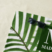 Serviette De Plage Verdure tropicale Aquarelle Palmier Monogramme (En situation)