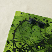 Serviette De Plage Vert Citron Grunge avec Accents Noirs (En situation)