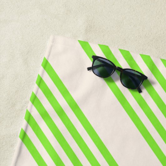 Serviette De Plage Vert citron vert et beige cinq rayures motif (En situation)