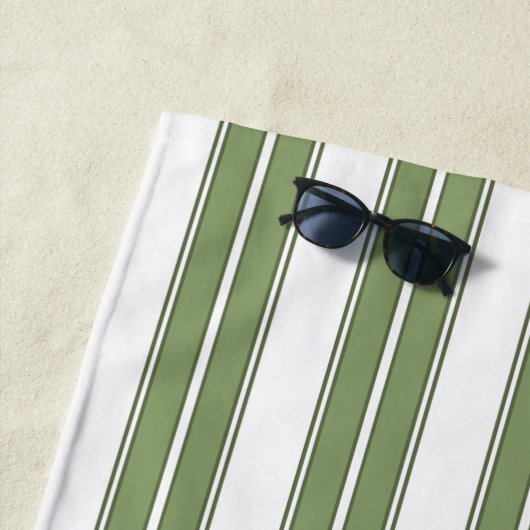 Serviette De Plage Vert olive et rayures blanches (En situation)